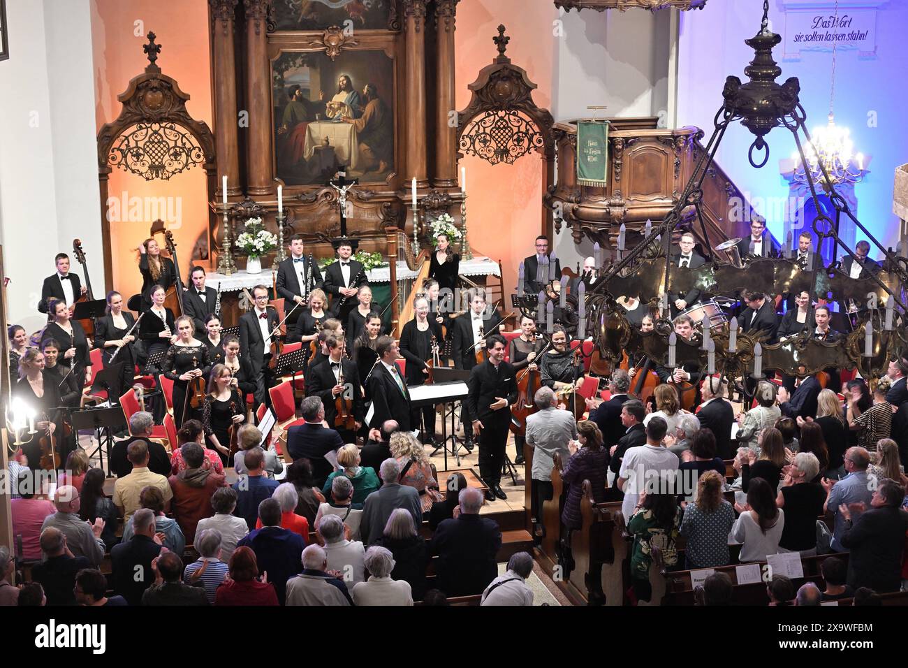 RECORD DATE NOT STATED Augustusburger Musiksommer gestartet Augustusburg - Kleine Stadt mit großer Musik. Mit zwei Eröffnungskonzerten startete am Wochenende der Augustusburger Musiksommer in die Saison 2024. Das Programm unter der Leitung des jungen Kirchenmusikers Pascal Kaufmann umfasste Werke von Jean Sibelius und Edvard Grieg, darunter die berühmte Morgenstimmung und verschiedene Tänze aus Griegs Peer Gynt Suiten. Die Junge Philharmonie Augustusburg hat sich zum Ziel gesetzt, große sinfonische Musik im kleinen Ort erlebbar zu machen. Das Orchester wurde im November 2019 gegründet und vere Stock Photo