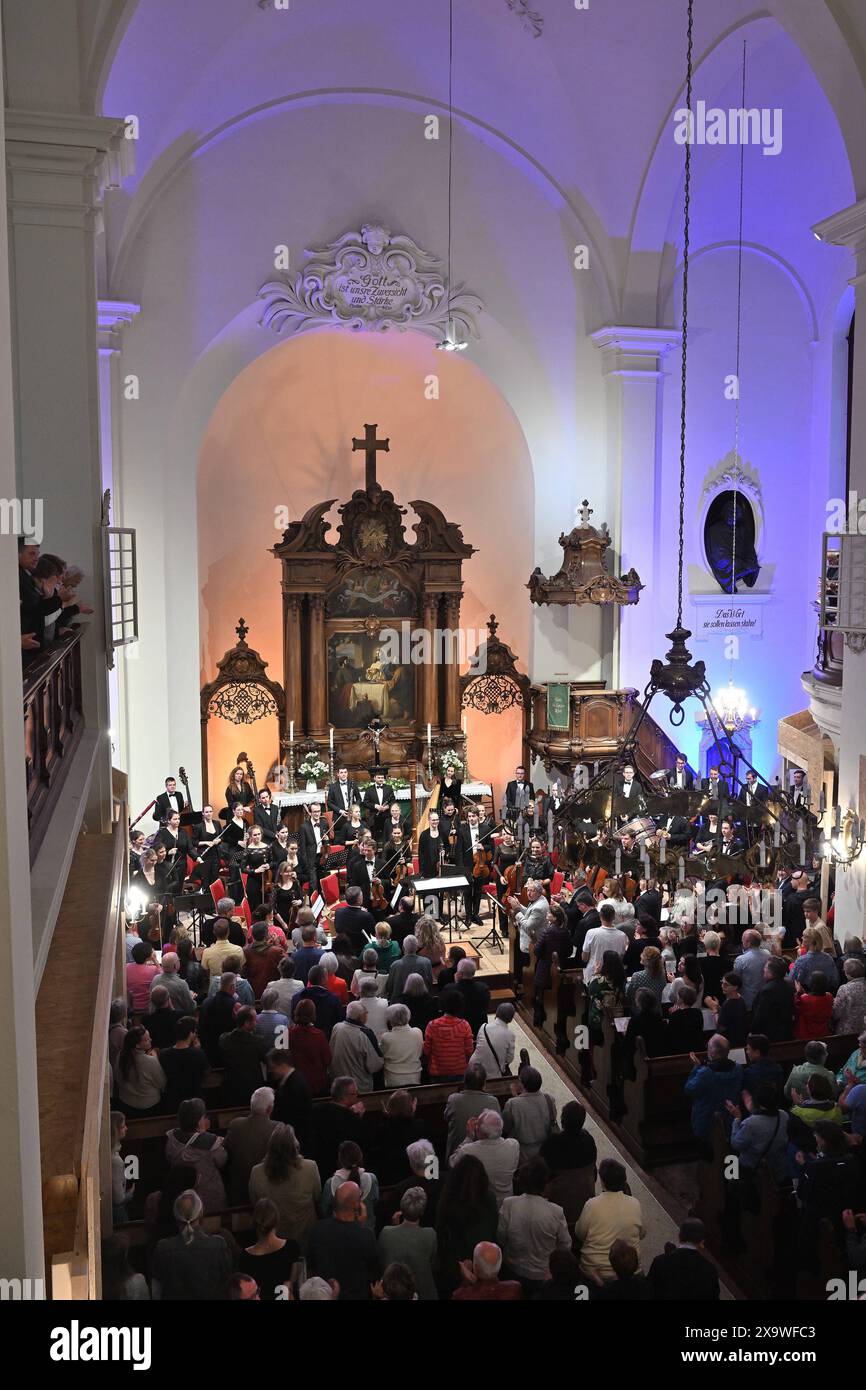 RECORD DATE NOT STATED Augustusburger Musiksommer gestartet Augustusburg - Kleine Stadt mit großer Musik. Mit zwei Eröffnungskonzerten startete am Wochenende der Augustusburger Musiksommer in die Saison 2024. Das Programm unter der Leitung des jungen Kirchenmusikers Pascal Kaufmann umfasste Werke von Jean Sibelius und Edvard Grieg, darunter die berühmte Morgenstimmung und verschiedene Tänze aus Griegs Peer Gynt Suiten. Die Junge Philharmonie Augustusburg hat sich zum Ziel gesetzt, große sinfonische Musik im kleinen Ort erlebbar zu machen. Das Orchester wurde im November 2019 gegründet und vere Stock Photo