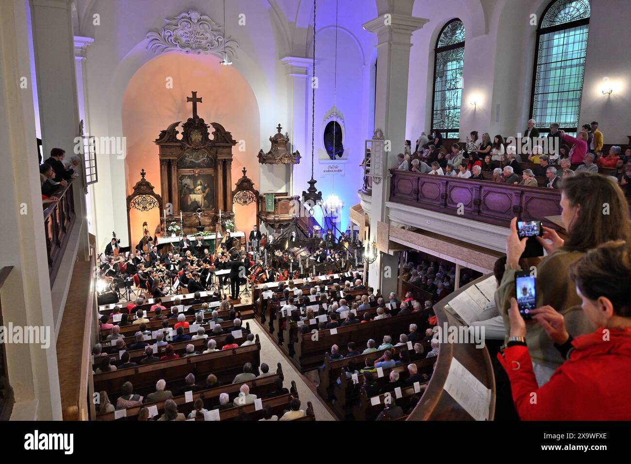 RECORD DATE NOT STATED Augustusburger Musiksommer gestartet Augustusburg - Kleine Stadt mit großer Musik. Mit zwei Eröffnungskonzerten startete am Wochenende der Augustusburger Musiksommer in die Saison 2024. Das Programm unter der Leitung des jungen Kirchenmusikers Pascal Kaufmann umfasste Werke von Jean Sibelius und Edvard Grieg, darunter die berühmte Morgenstimmung und verschiedene Tänze aus Griegs Peer Gynt Suiten. Die Junge Philharmonie Augustusburg hat sich zum Ziel gesetzt, große sinfonische Musik im kleinen Ort erlebbar zu machen. Das Orchester wurde im November 2019 gegründet und vere Stock Photo