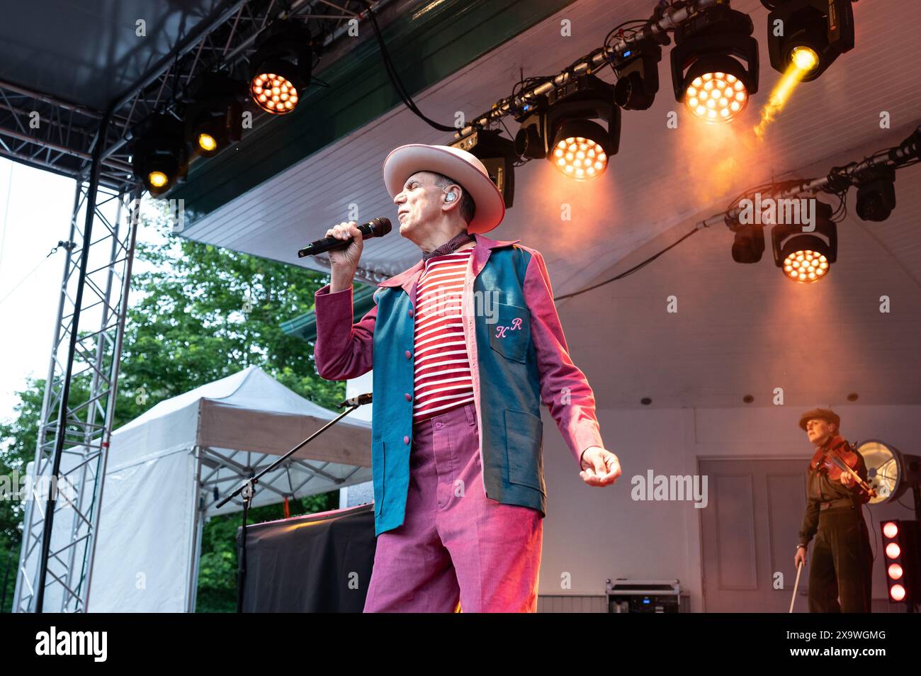 Kevin Rowland of Dexys performing at Kelvingrove Bandstand in Glasgow