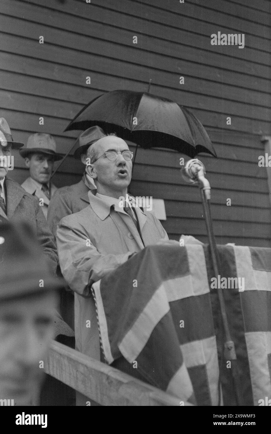 Actual 19-1946: The wonder at Geithus. Rolf Hofmoe conveys congratulations from the Norwegian Sports Confederation. Geithus, with its 2,000 inhabitants, has the 35th grass pitch in NorwayPhoto: Th. Skotaam / Aktuell / NTB ***Photo NOT image processed** Stock Photo