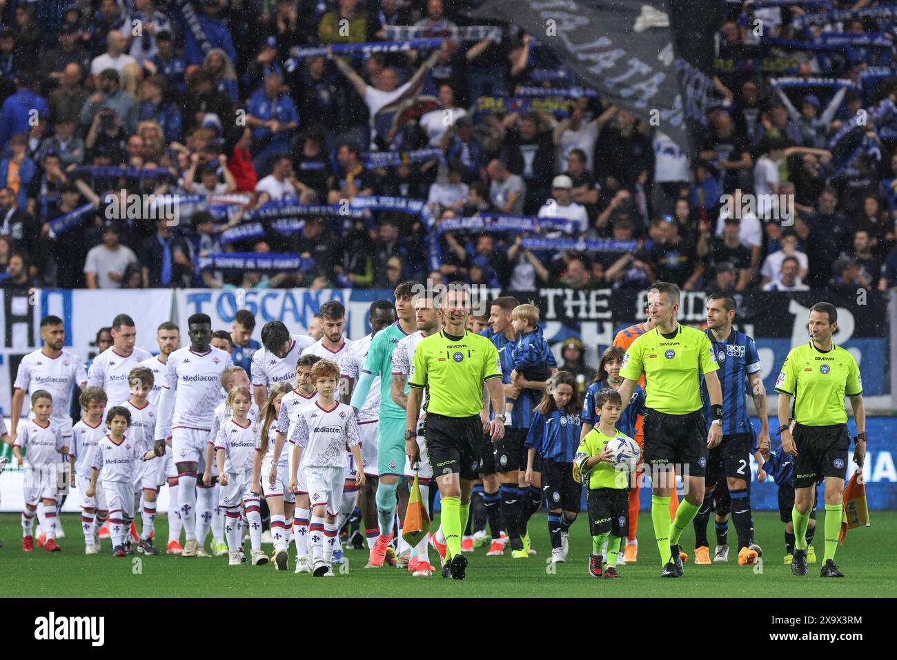 Bergamo, Italy. 2nd June, 2024. Italy, Bergamo, june 2 2024: teams and referee enter the field and move to center field during soccer game Atalanta BC vs ACF Fiorentina, recovery day 29 Serie A Tim 2023-2024 Gewiss Stadium.Atalanta BC vs ACF Fiorentina, Lega Calcio Serie A Tim season 2023-2024 recovery day 29 at Gewiss Stadium on June 2 2024. (Credit Image: © Fabrizio Andrea Bertani/Pacific Press via ZUMA Press Wire) EDITORIAL USAGE ONLY! Not for Commercial USAGE! Stock Photo