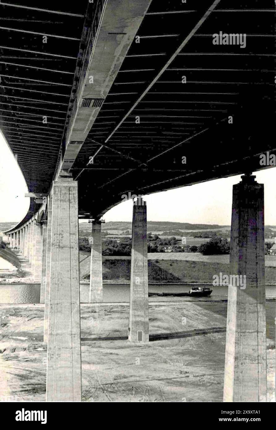 Die Rader Hochbrücke bei Rendsburg, ein fast 1,5 Kilometer langes, 1972 fertiggestelltes Bauwerk, mit dem die Autobahn A 7 den Nord-Ostsee-Kanal überquert. Aufgrund von Verschleiß an den Betonelementen wurde die Brücke 2013 teilweise gesperrt. Seit April 2023 wird ein Ersatzneubau errichtet, der als eines der größten Brückenmodernisierungsprojekte in Deutschland gilt. Nach Fertigstellung wird die alte Brücke abgerissen. Archivfoto von September 1973 *** The Rader High Bridge near Rendsburg, an almost 1.5-kilometre-long structure completed in 1972, with which the A7 freeway crosses the Kiel Can Stock Photo