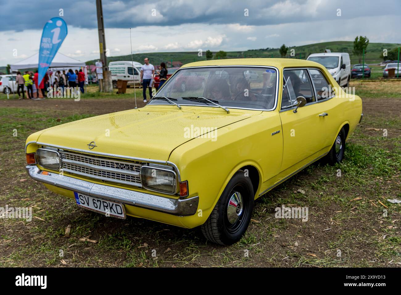Car showroom display hi-res stock photography and images - Alamy