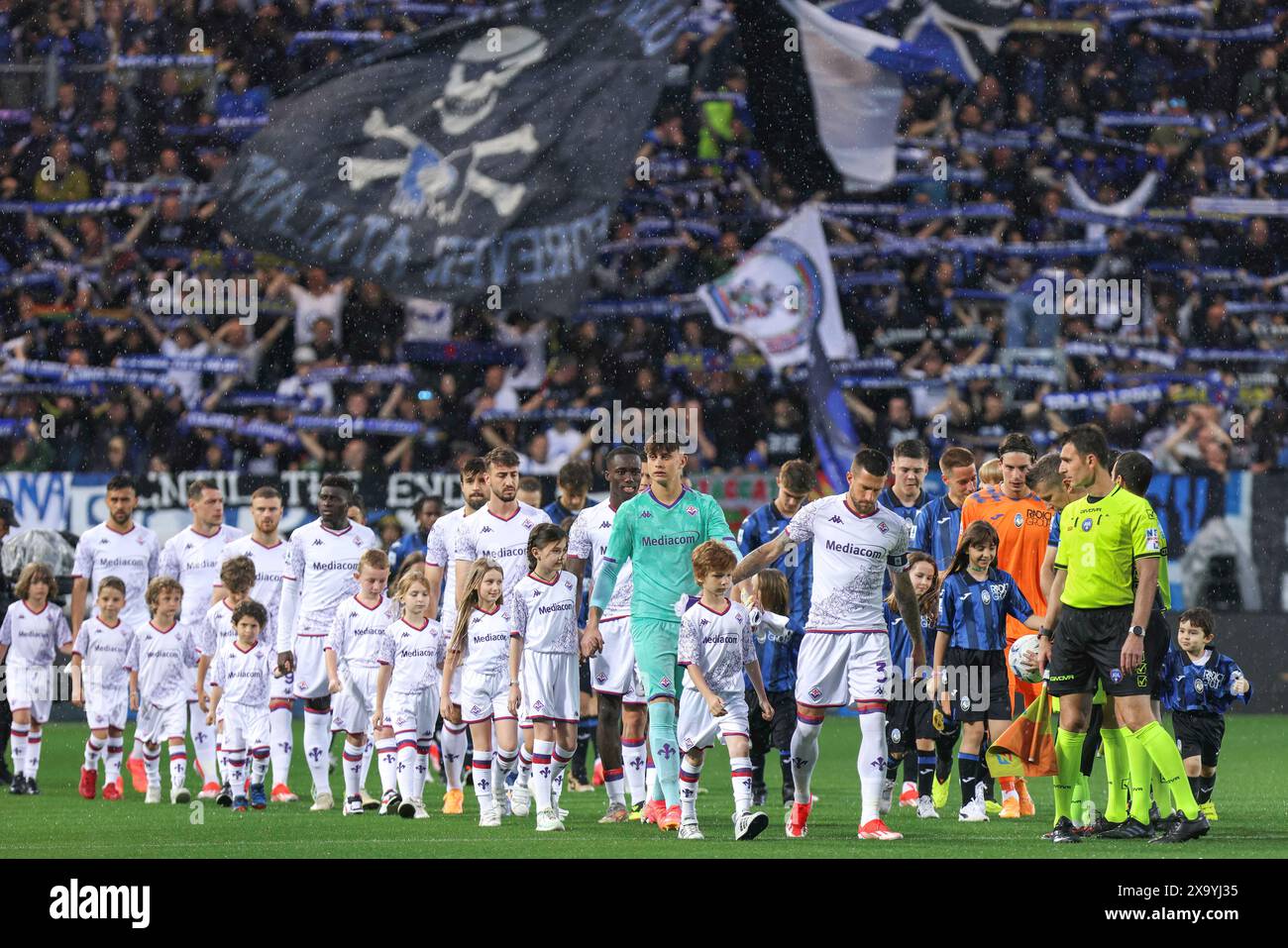 Bergamo, Italy. 02nd June, 2024. Italy, Bergamo, june 2 2024: teams and referee enter the field and move to center field during soccer game Atalanta BC vs ACF Fiorentina, recovery day 29 Serie A Tim 2023-2024 Gewiss StadiumAtalanta BC vs ACF Fiorentina, Lega Calcio Serie A Tim season 2023-2024 recovery day 29 at Gewiss Stadium on June 2 2024. (Photo by Fabrizio Andrea Bertani/Pacific Press/Sipa USA) Credit: Sipa USA/Alamy Live News Stock Photo