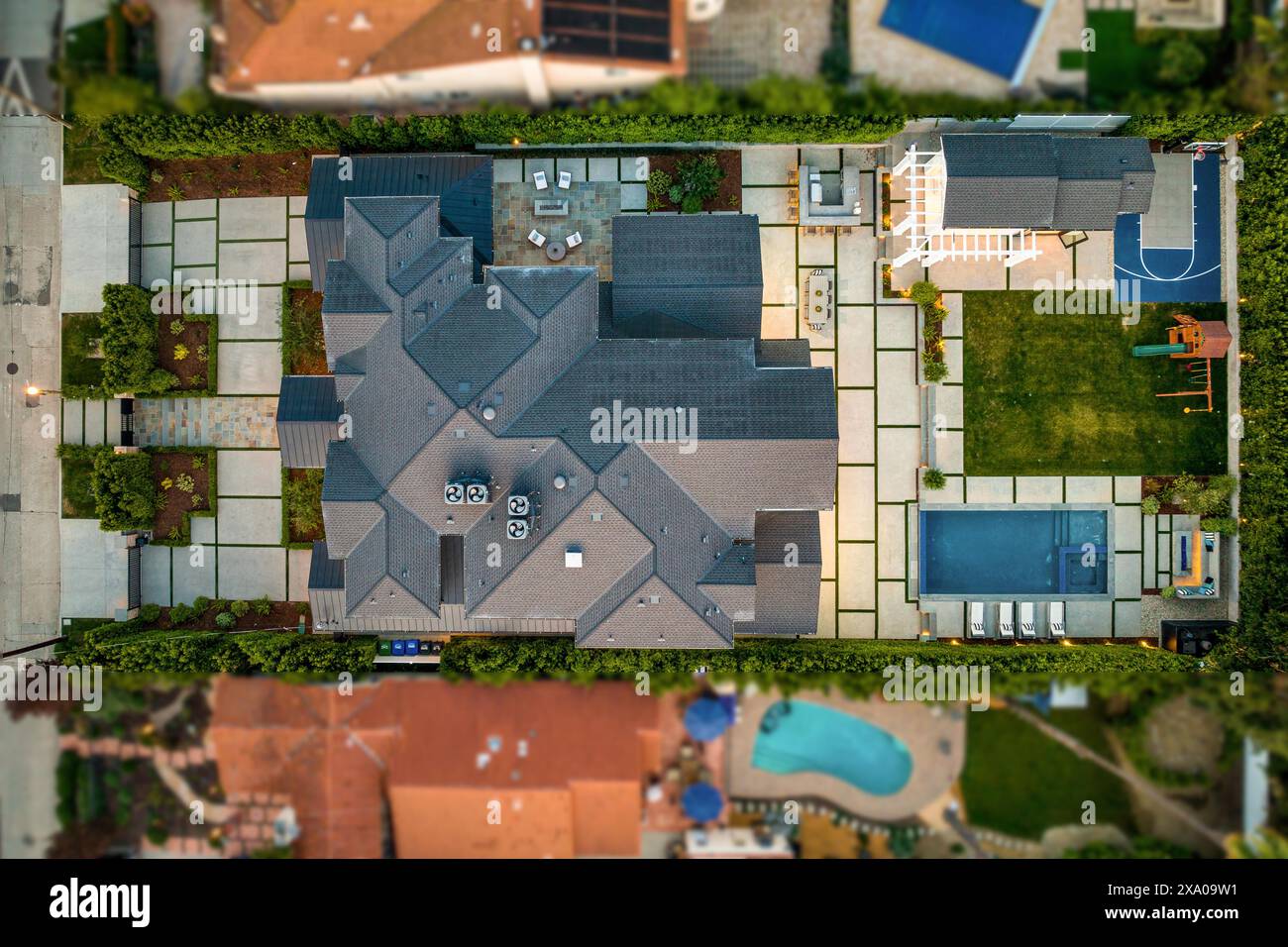 An aerial view of a luxury house with a pool Stock Photo - Alamy