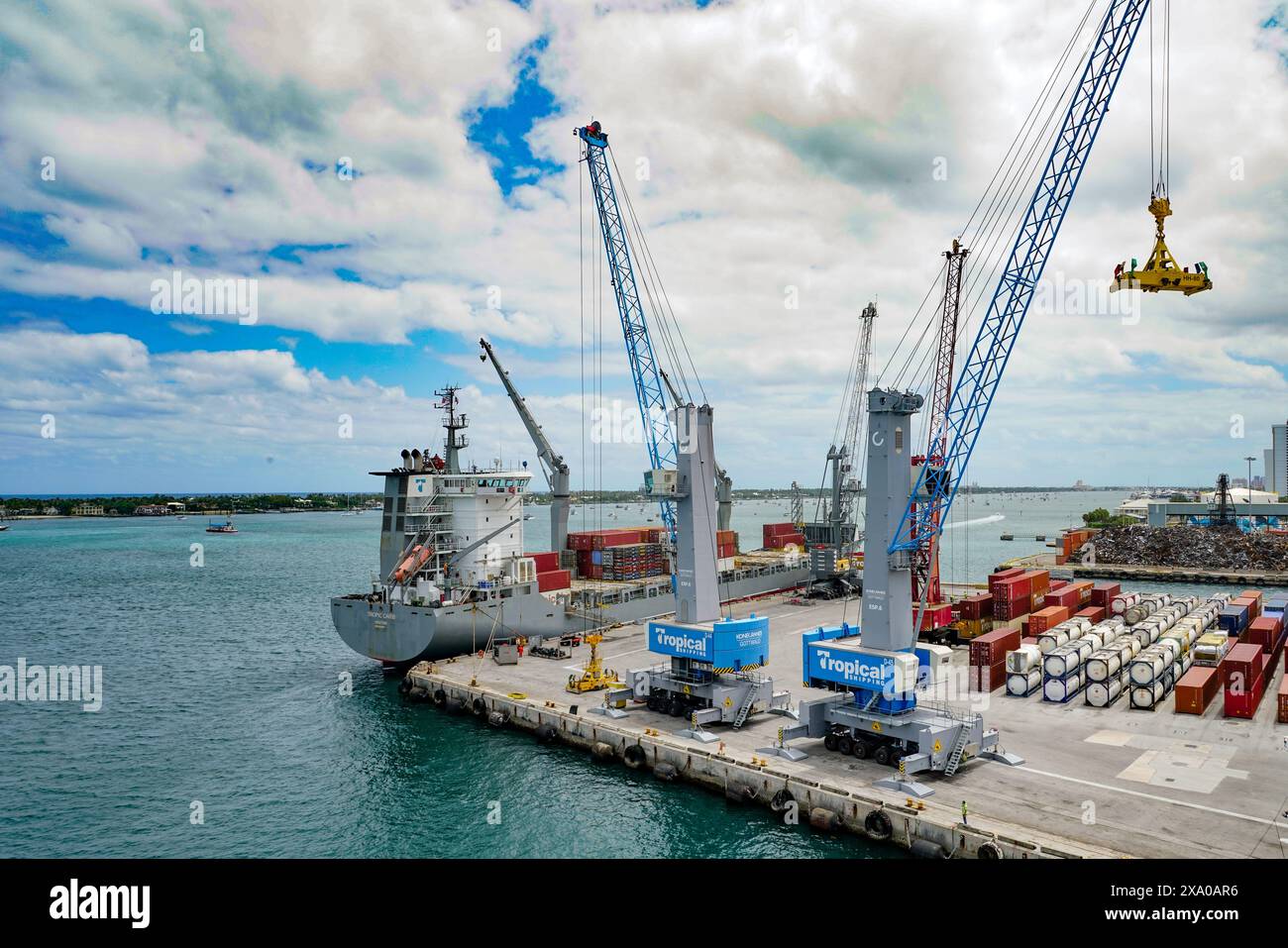 Containers cranes bustling port hi-res stock photography and images - Alamy
