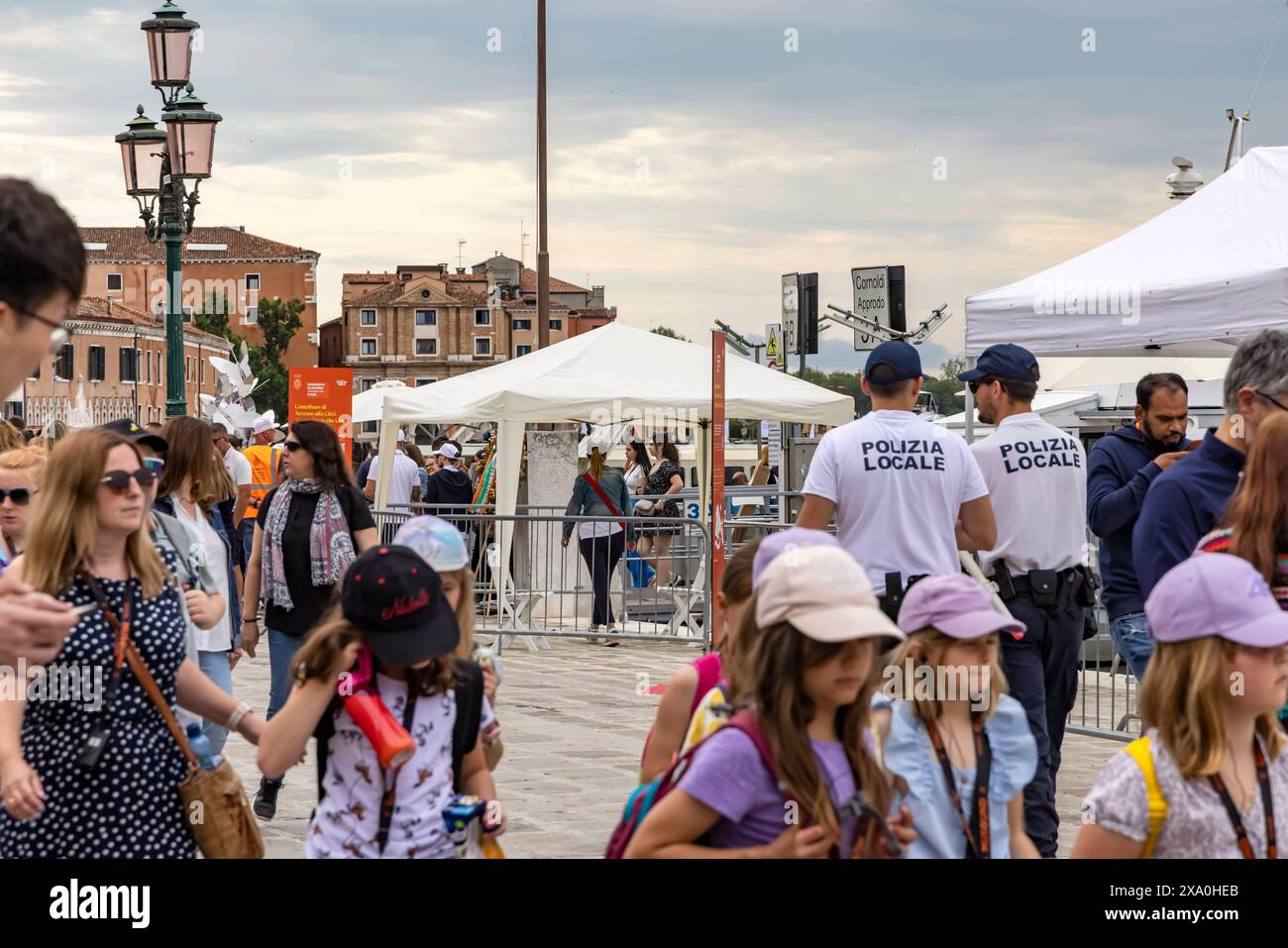 Overtourism in Venedig. Fünf Euro Eintritt zahlen Tagesbesucher seit 2024. Ticketkontrolle bei ankommenden Schiffen. Während der Hauptsaison werden Ta Stock Photo