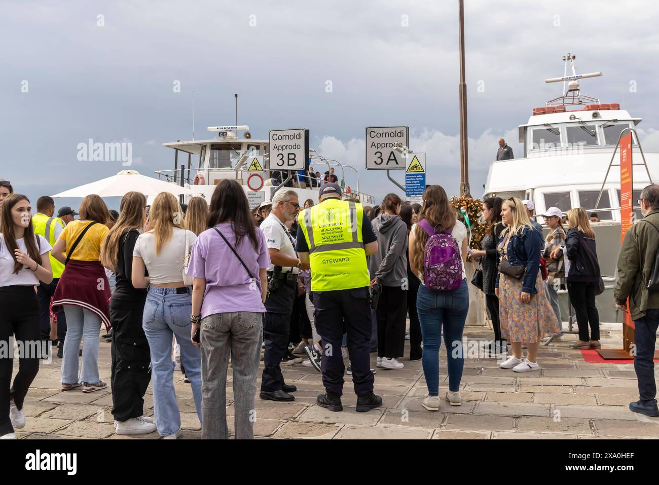 Overtourism in Venedig. Fünf Euro Eintritt zahlen Tagesbesucher seit 2024. Ticketkontrolle bei ankommenden Schiffen. Während der Hauptsaison werden Ta Stock Photo