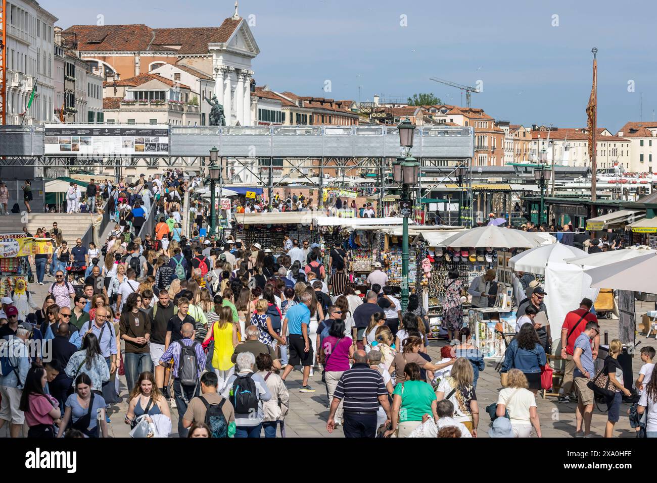 Overtourism in Venedig. Fünf Euro Eintritt zahlen Tagesbesucher seit 2024. Während der Hauptsaison werden Tagesgäste am Wochenende zur Kasse gebeten. Stock Photo