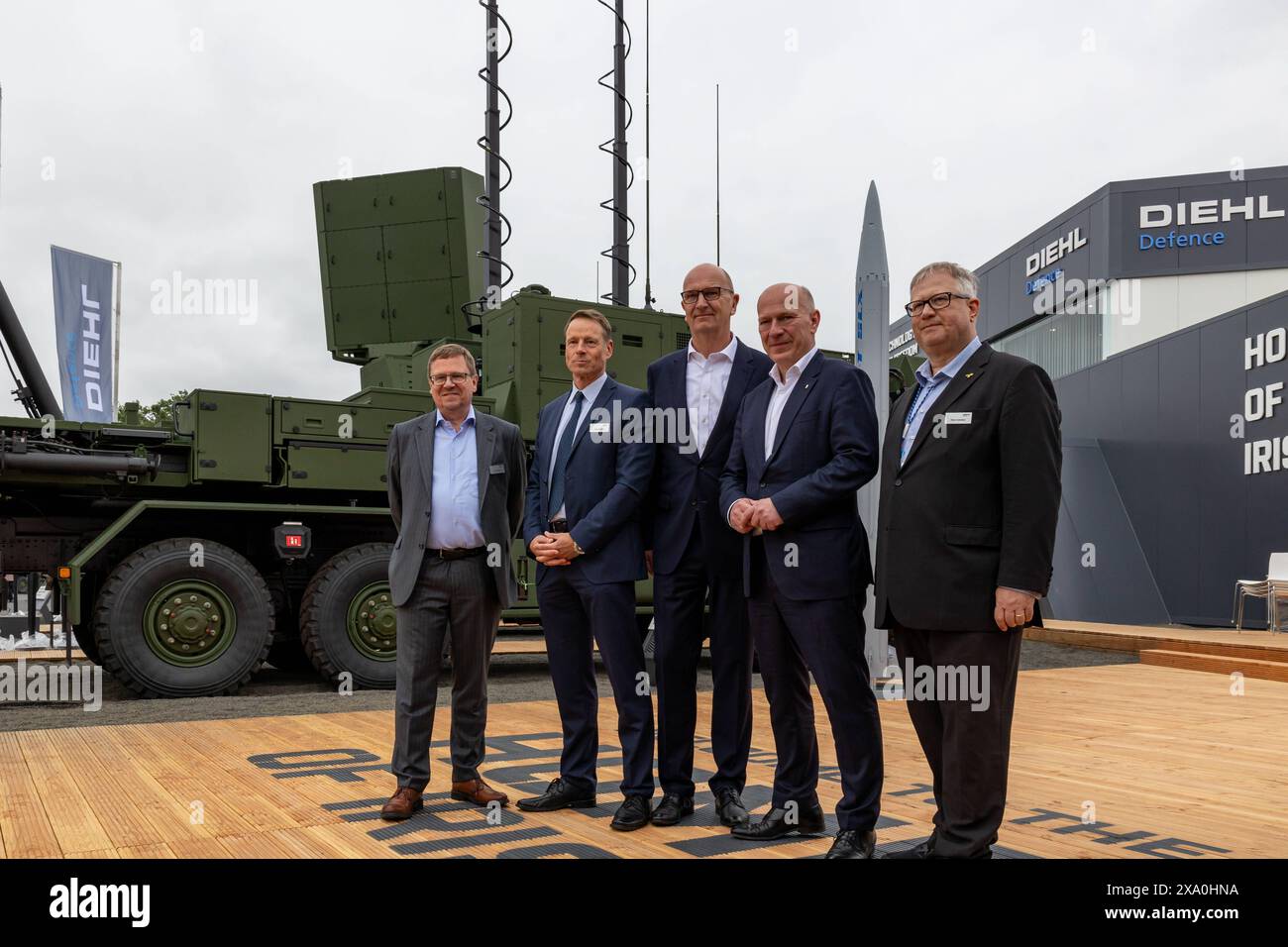 ILA Berlin 2024 - Presserundgang Presserundgang vor dem Start der ILA 2024 mit Dr. Dietmar Woidke Ministerpräsident Brandenburg, Kai Wegner Regierender Bürgermeister Berlin, Aletta von Massenbach CEO der Flughafen Berlin Brandenburg GmbH, Martin Kroell Mittelstandsbeauftragter und Mitglied des Präsidiums BDLI und Dr. Mario Tobias CEO Messe Berlin. Schönefeld Selchow Brandenburg Deutschland *** ILA Berlin 2024 press tour Press tour before the start of the ILA 2024 with Dr. Dietmar Woidke Minister President Brandenburg , Kai Wegner Governing Mayor Berlin , Aletta von Massenbach CEO of Flughafen Stock Photo