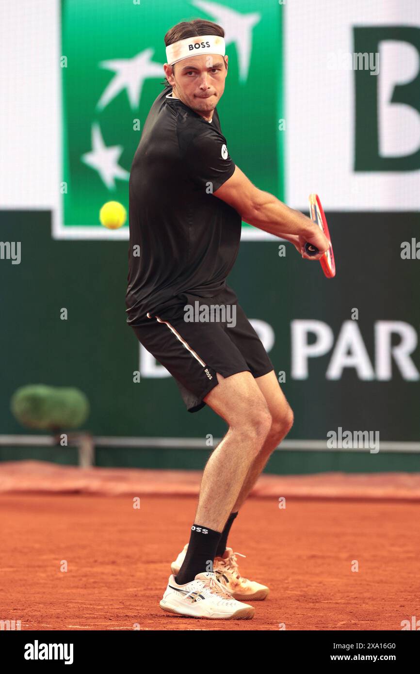 Roland Garros, Paris, France. 3rd June, 2024. 2024 French Open Tennis tournament, Day 9; Taylor Fritz (usa) returns to Casper Ruud of Norway Credit: Action Plus Sports/Alamy Live News Stock Photo