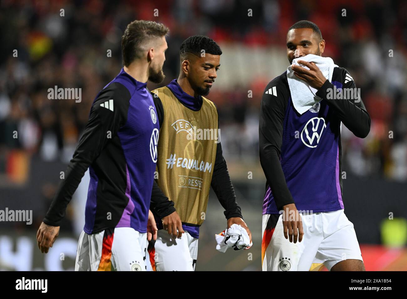 Players leave pitch hi-res stock photography and images - Page 3 