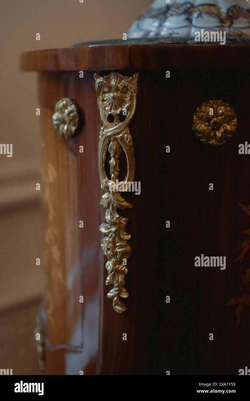 Ornate baroque furniture hi-res stock photography and images - Alamy