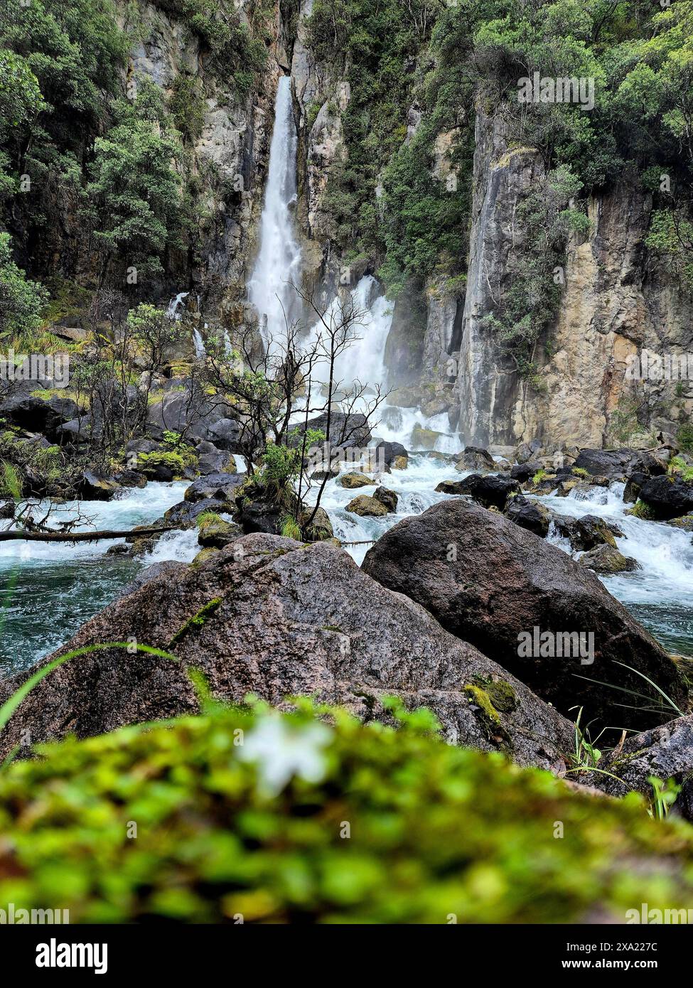Rushing water flowing down rocks hi-res stock photography and images ...