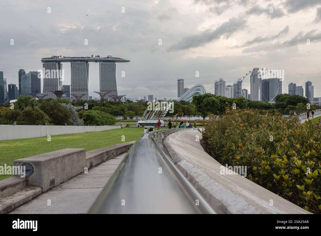 Singapore city skyline hi-res stock photography and images - Alamy