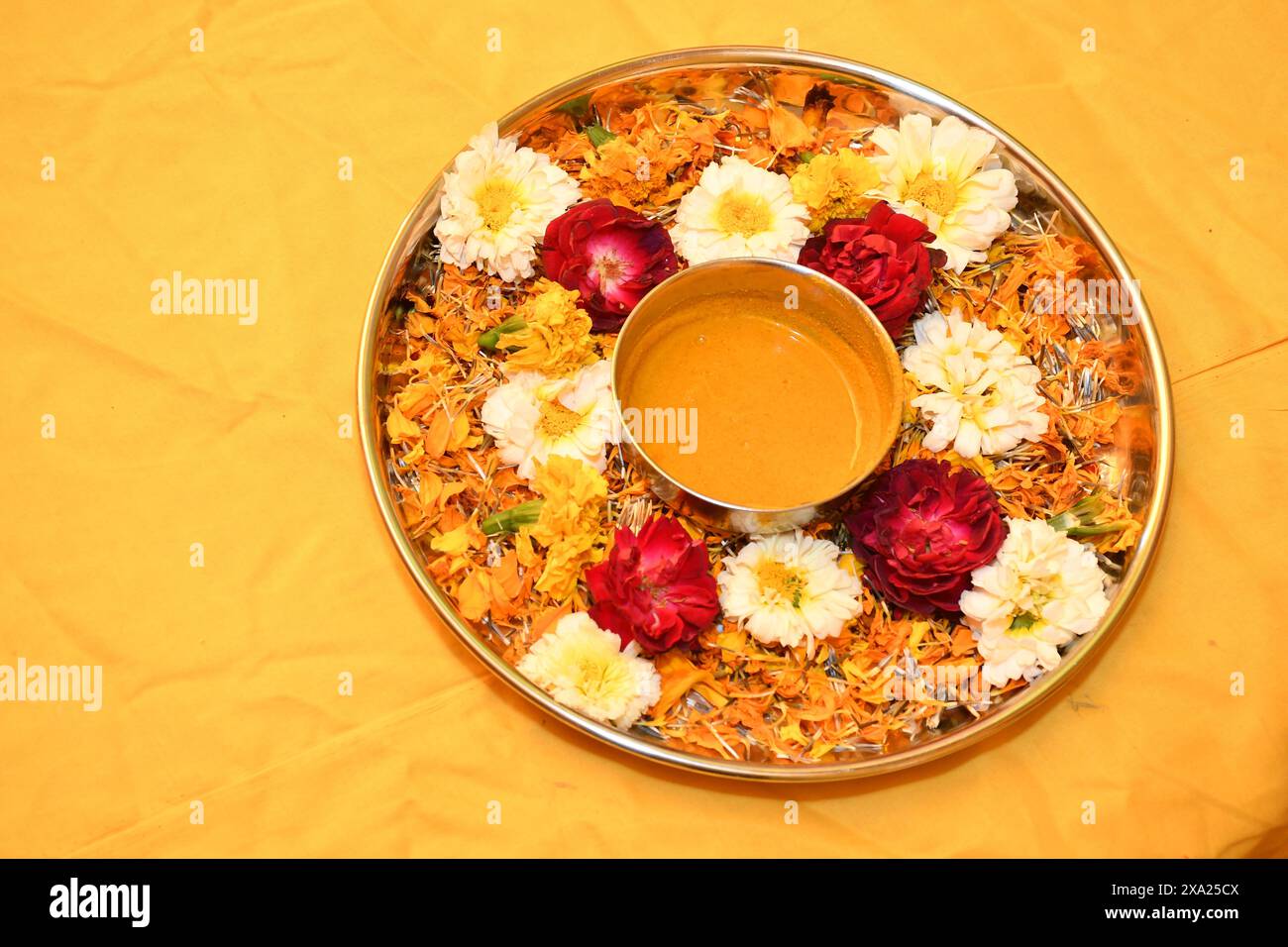 Cheerful centerpiece hi-res stock photography and images - Alamy
