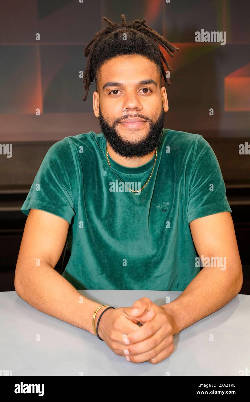 Philipp Awounou In Der ARD Talkshow Hart Aber Fair Im Studio Adlershof philipp-awounou-in-der-ard-talkshow-hart-aber-fair-im-studio-adlershof