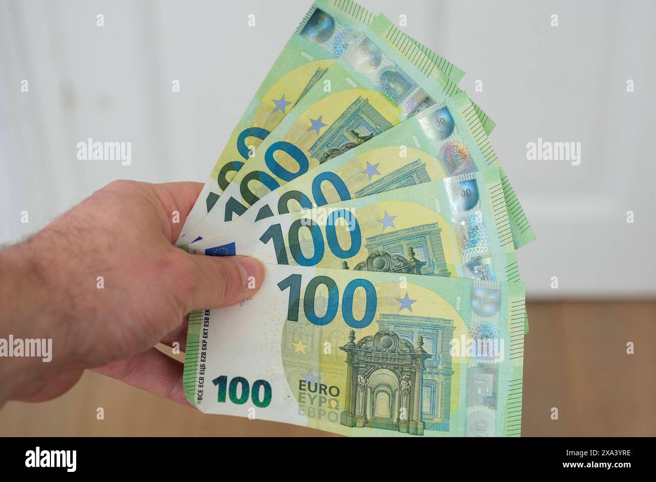 Hand hält Euro-Scheine *** Hand holding euro notes Nordrhein-Westfalen Deutschland, Germany GMS16025 Stock Photo