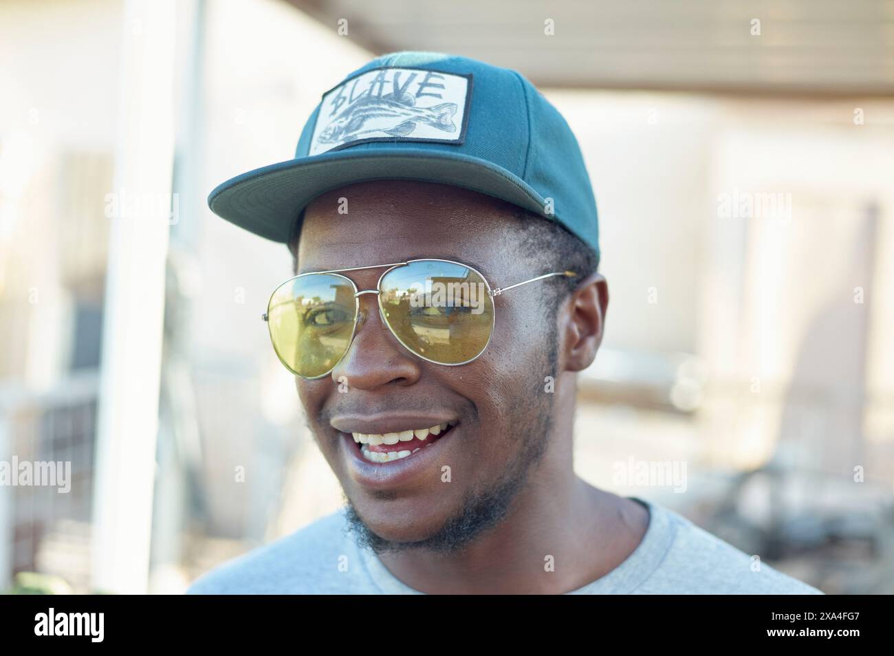 Man with cap and sunglasses hi-res stock photography and images - Alamy