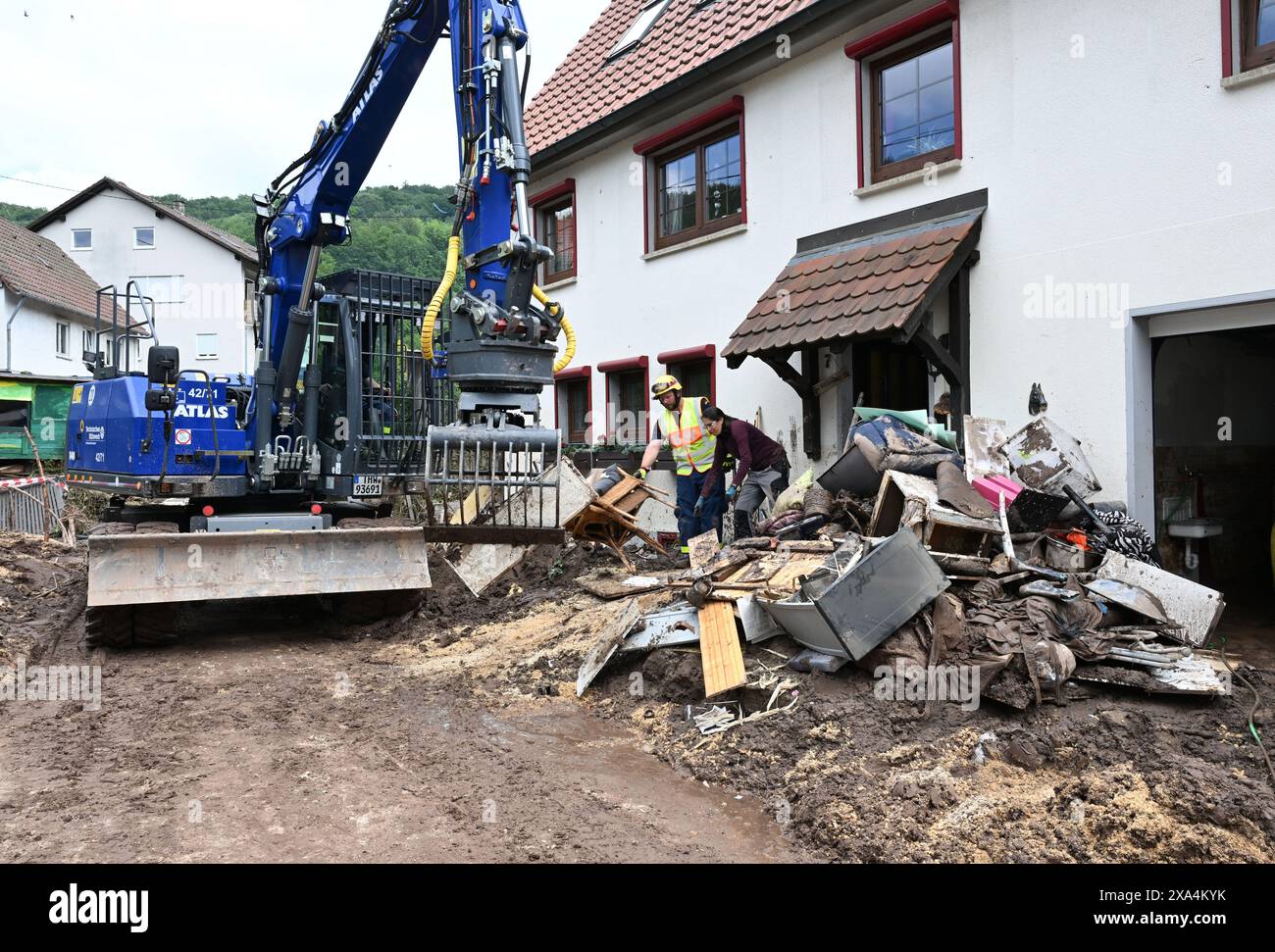 Destroyed Technical Klaffenbach, Germany. 04th June, 2024. Helpers from the Federal Agency ...