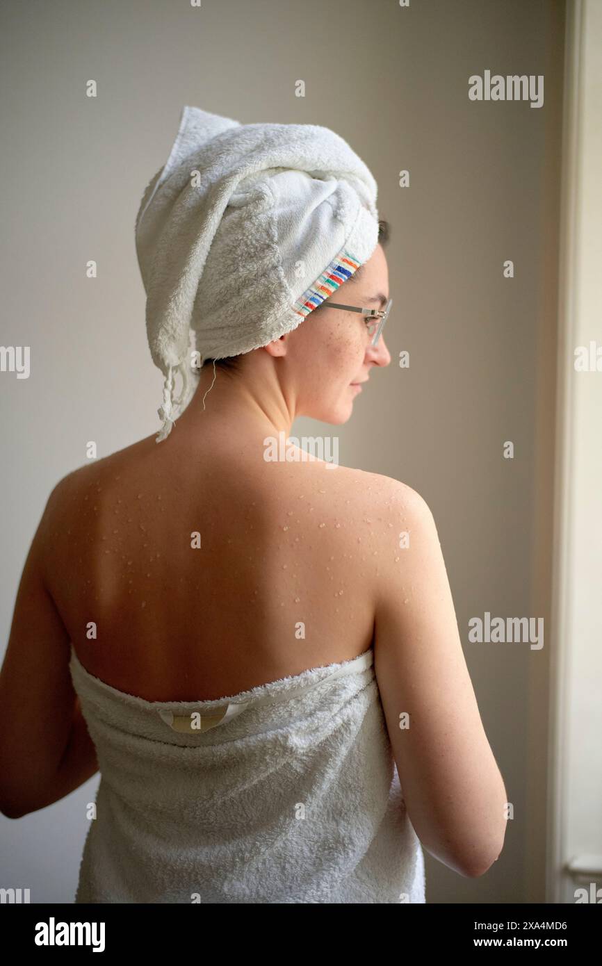 Woman towel wrapped around body hi res stock photography and images Alamy