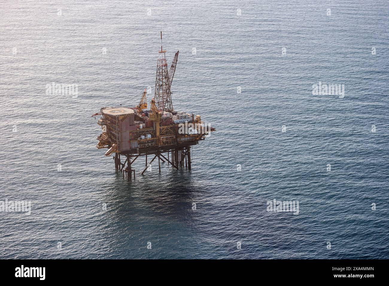 Offshore oil rig standing tall calm se during daylight hi-res stock ...