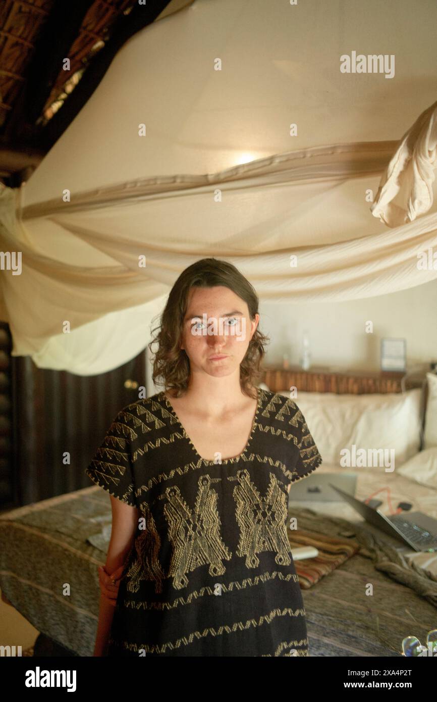 Woman wearing neutral colors hi-res stock photography and images - Alamy