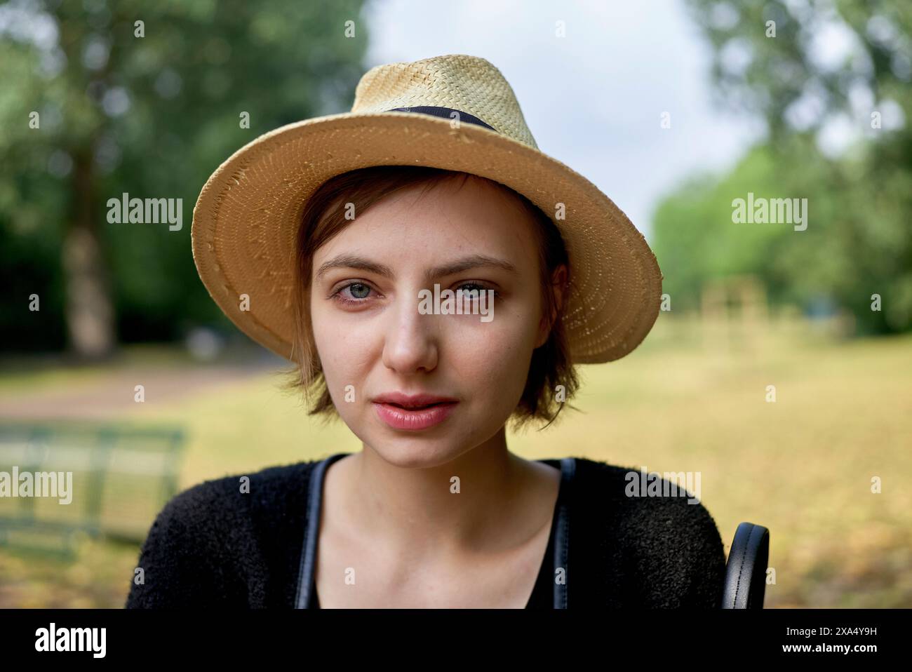 Woman top hat hi-res stock photography and images - Alamy