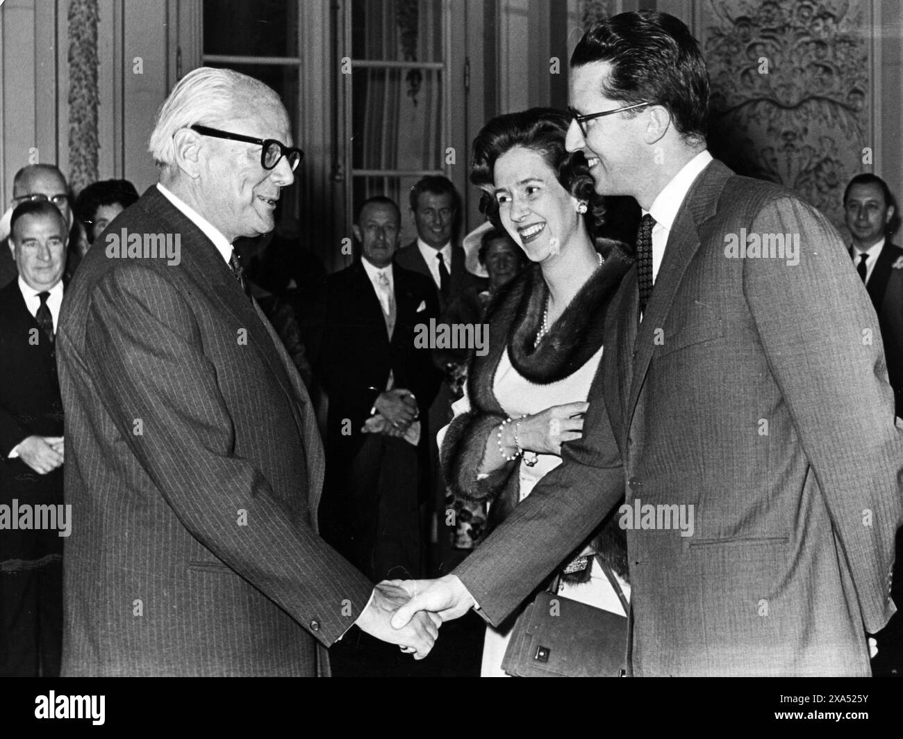 Anni' 60 Bruxelles Archivio Storico Olycom/LaPresse Baldovino del Belgio (Laeken, 7 settembre 1930 - Motril, 31 luglio 1993) principe del Belgio, duca di Brabante, fu re del Belgio dal 16 luglio 1951 fino alla sua morte. Salì al trono in una fase di crisi politica, e molte altre segnarono il suo lungo regno, almeno una delle quali fu il risultato della pubblica espressione della sua fede cattolica. Nella Foto: Re Baldovino del Belgio e la Regina Fabiola, stretto di mano tra il Re e il presidente del Senato Pau Struye In the photo: King Baudouin of Belgium and Queen Fabiola, handshake between Stock Photo