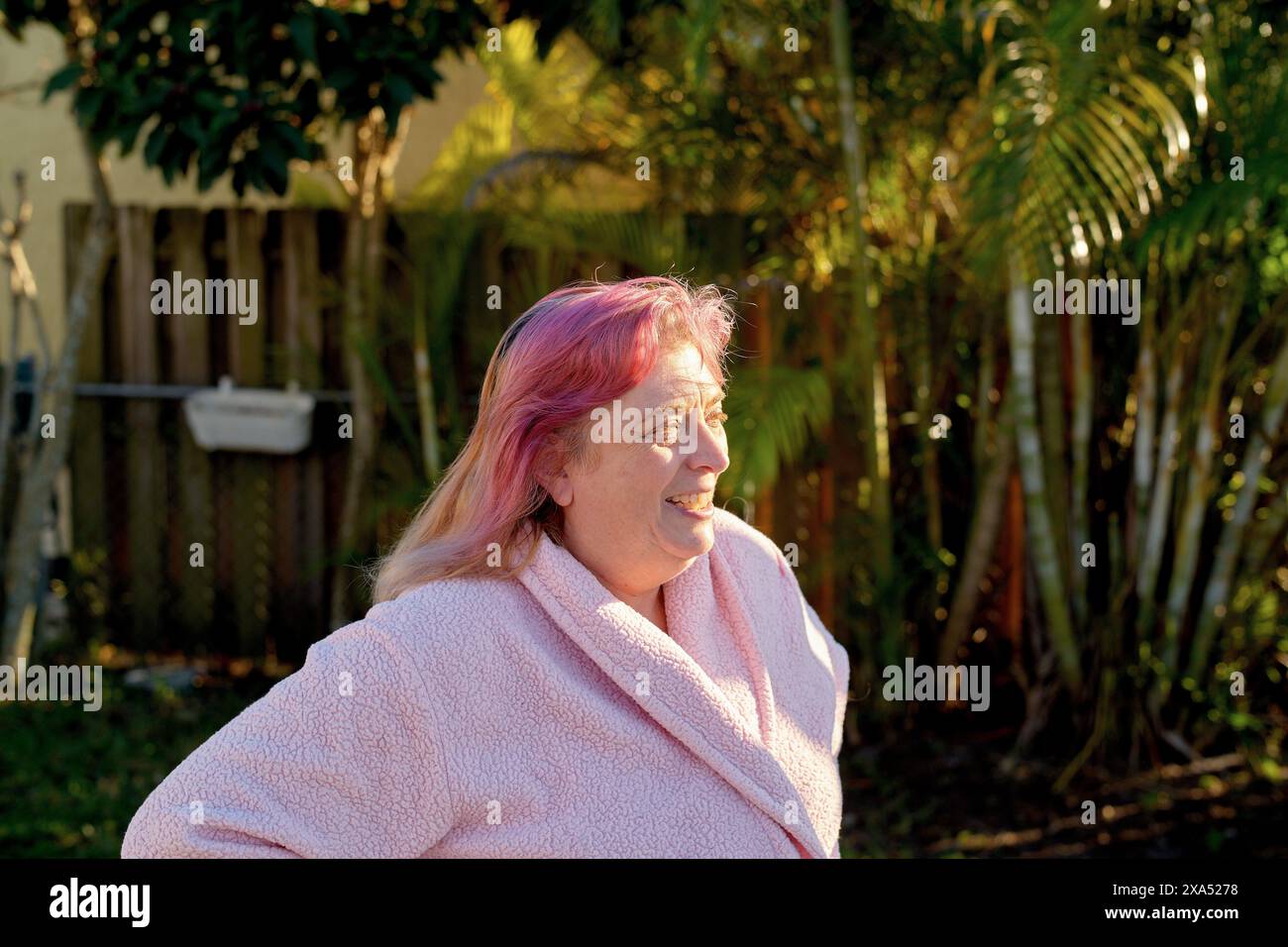 Woman outdoors in pink hi-res stock photography and images - Alamy