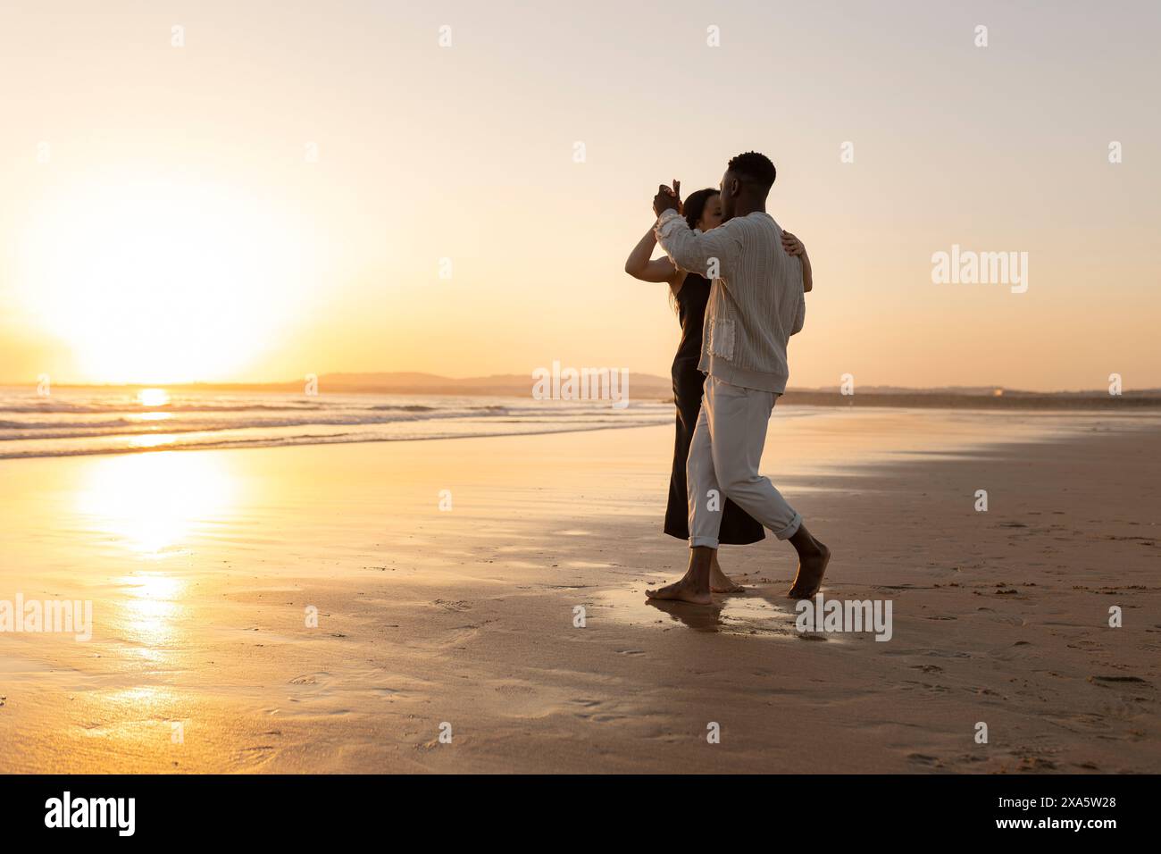 Silhouette of couple dancing on beach hi-res stock photography and ...