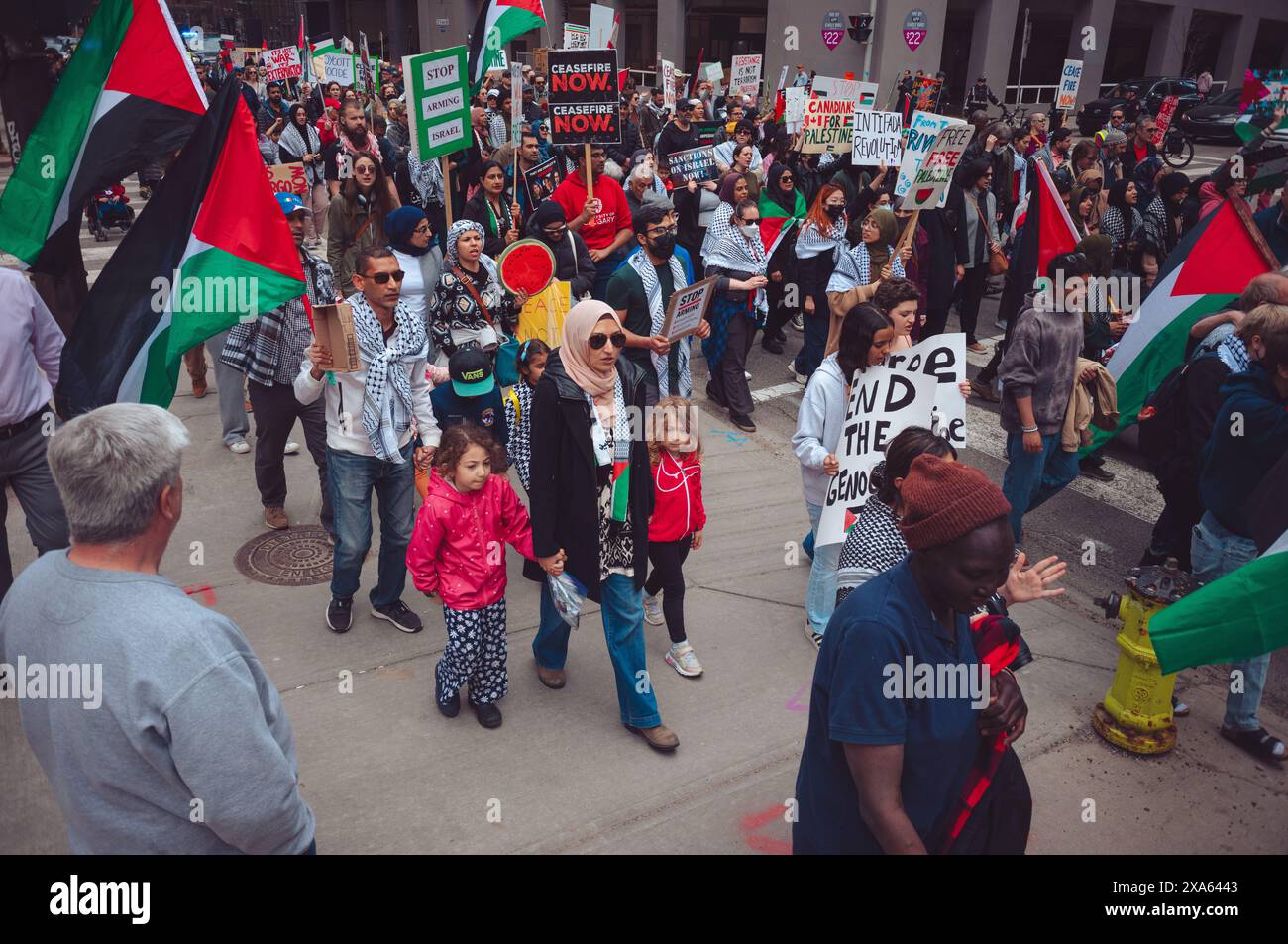 Crowd protesting holding signs hi-res stock photography and images - Alamy