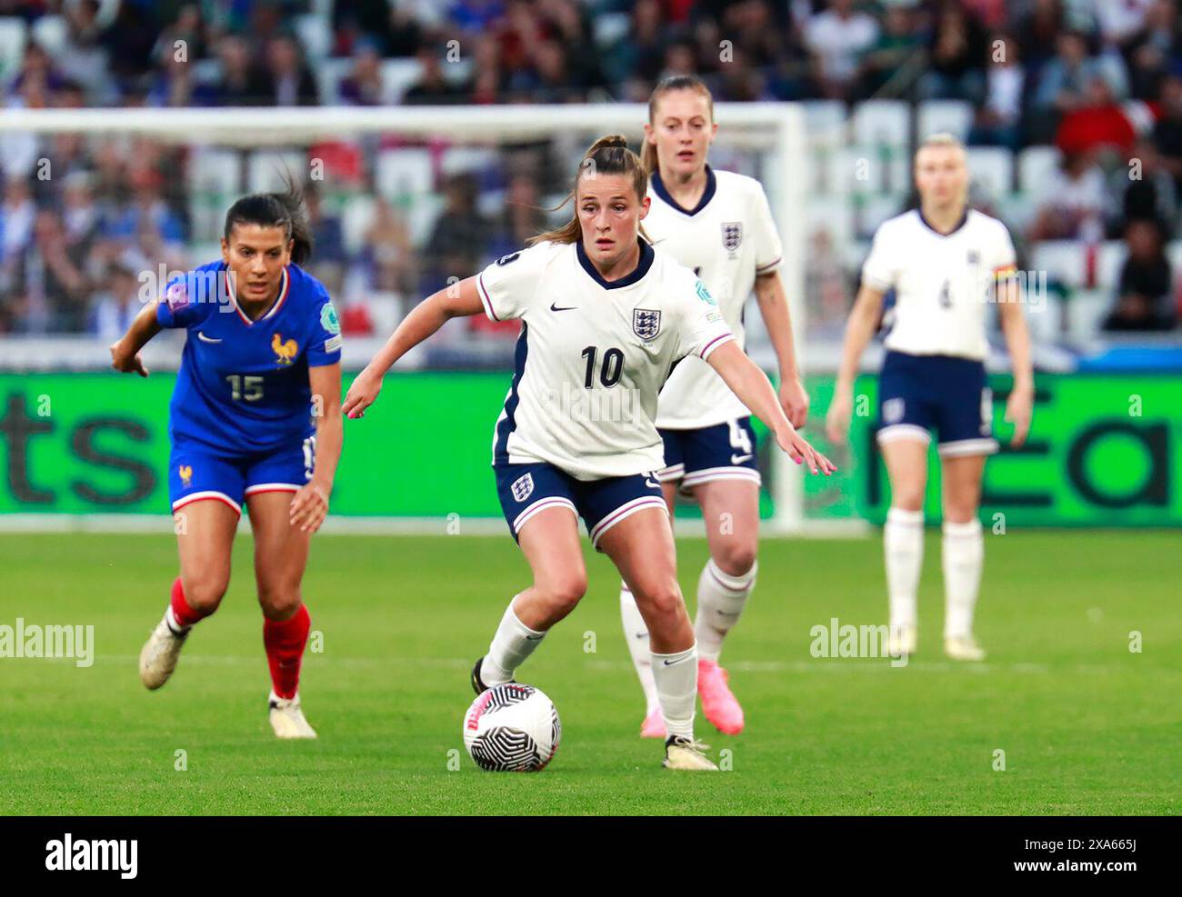 England's Ella TOONE and France's Kenza Dali battle for the ball during