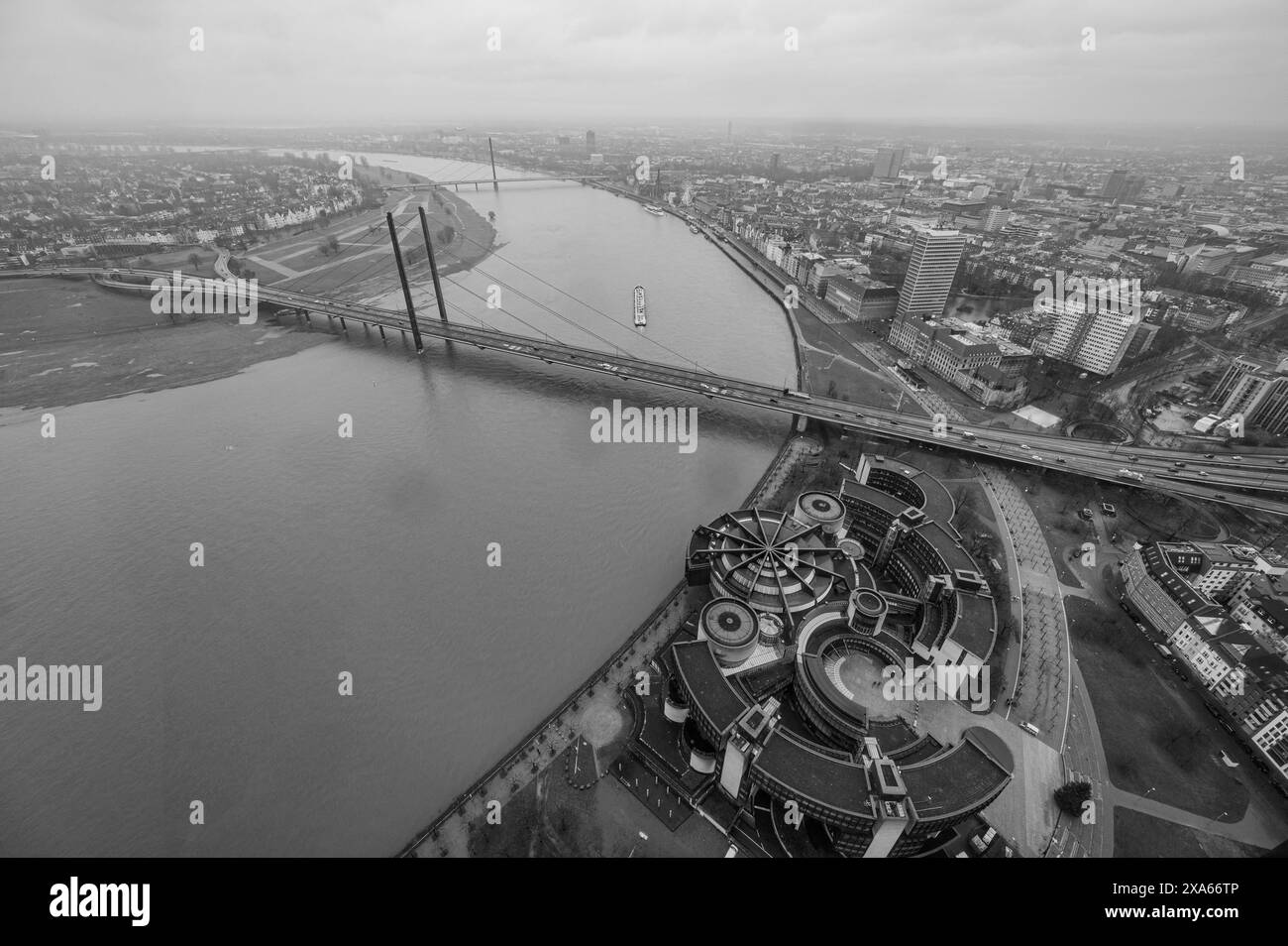 Cityscape with horizon and overcast hi-res stock photography and images ...