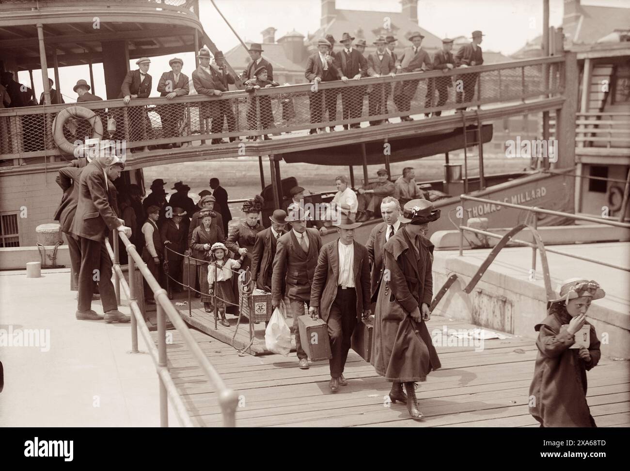 Immigrants arriving in new york by ship hi-res stock
