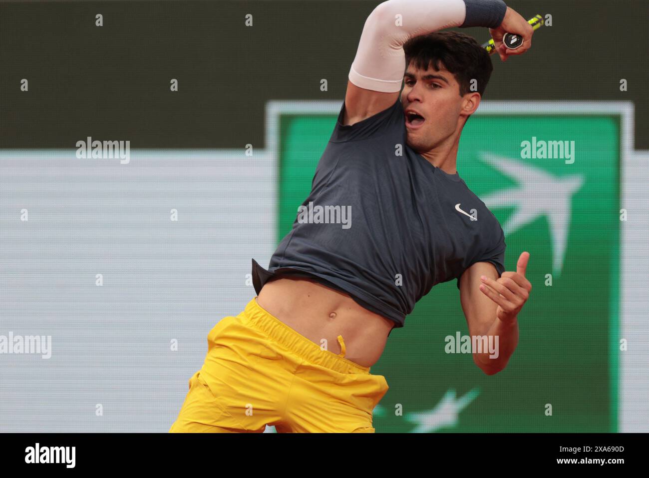 Roland Garros, Paris, France. 4th June, 2024. 2024 French Open Tennis tournament, Day 10; Carlos Alcaraz (ESP) on his forehand against Stefano Tsitsipas (GRE) Credit: Action Plus Sports/Alamy Live News Stock Photo