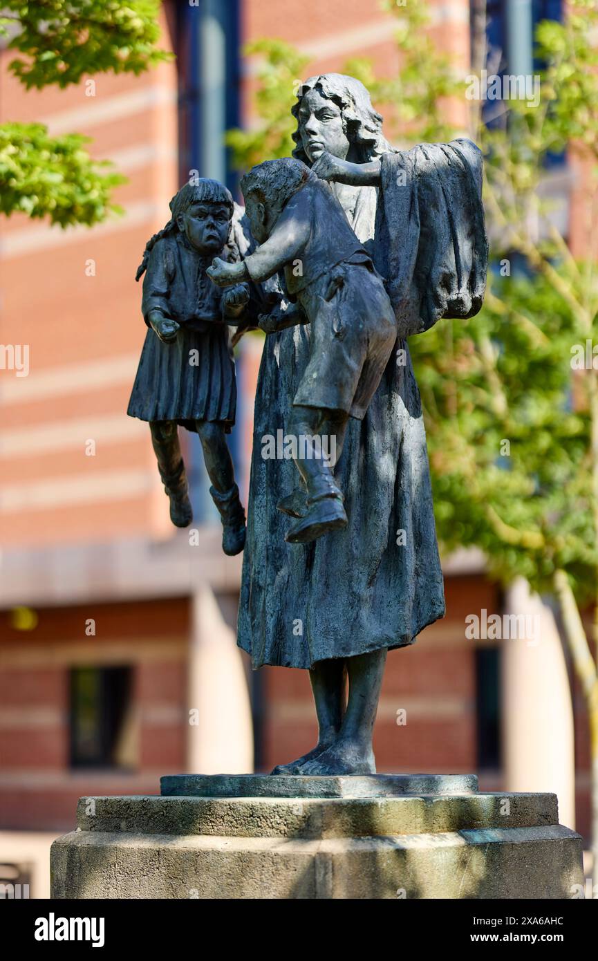 Scales of justice statue outside of middlesbrough law courts hires stock photography and images