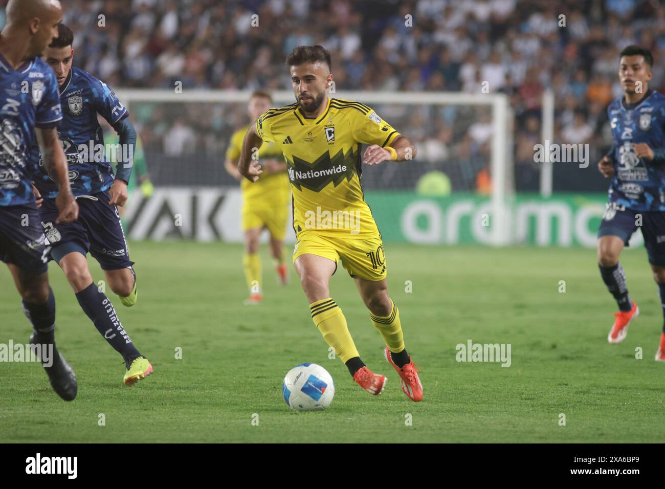 Pachuca De Soto, Mexico. 01st June, 2024. Diego Rossi #10 of Columbus Crew brings the ball forward during the Final match of the Concacaf Champions Cup 2024 between Columbus Crew and Tuzos de Pachuca at Estadio Hidalgo. Pachuca beats Columbus Crew 3-0. on June 1, 2024 in Pachuca, Mexico. (Photo by Ismael Rosas/ Eyepix Group/Sipa USA) Credit: Sipa USA/Alamy Live News Stock Photo