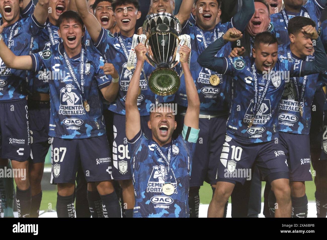 Pachuca De Soto, Mexico. 01st June, 2024. Gustavo Cabral #22 of Pachuca lifts the trophy while celebrating after winning the 2024 Concacaf Champions Cup final match between Columbus Crew and Tuzos de Pachuca at Estadio Hidalgo. Pachuca beats Columbus Crew 3-0. on June 1, 2024 in Pachuca, Mexico. (Photo by Ismael Rosas/ Eyepix Group/Sipa USA) Credit: Sipa USA/Alamy Live News Stock Photo