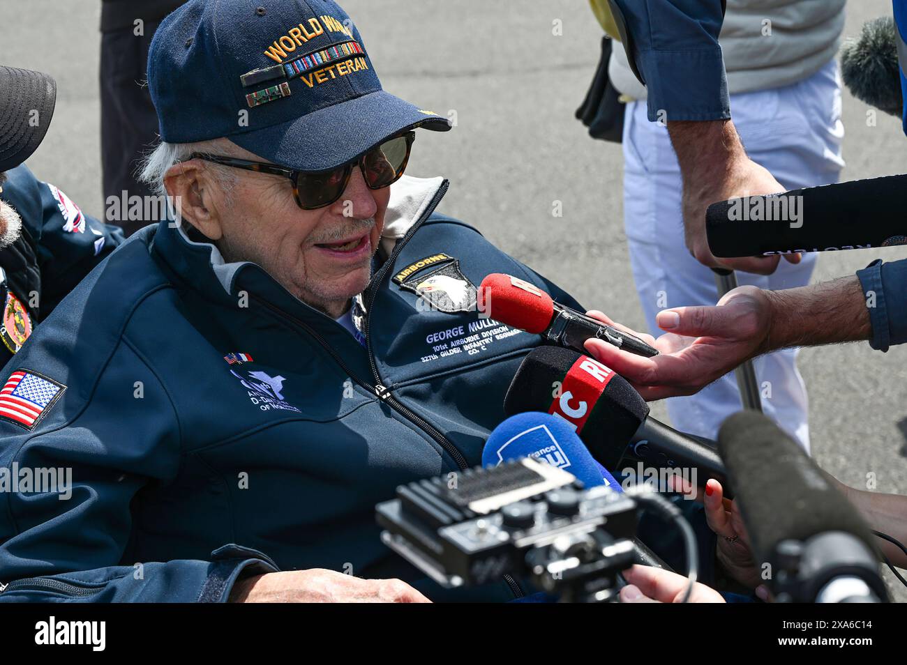 American World War II veterans are greeted by U.S. military and ...