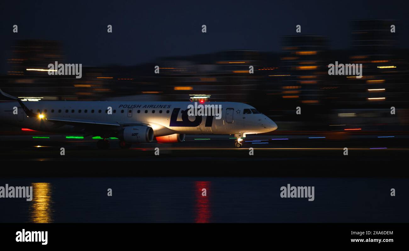 Aircraft landing runway hi-res stock photography and images - Alamy