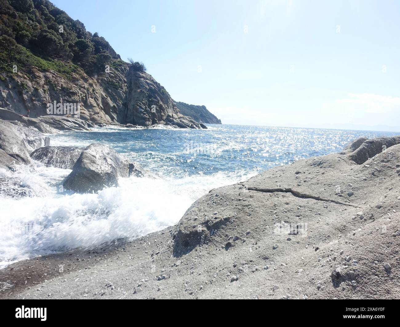 Rocky beach shoreline clear hi-res stock photography and images - Alamy