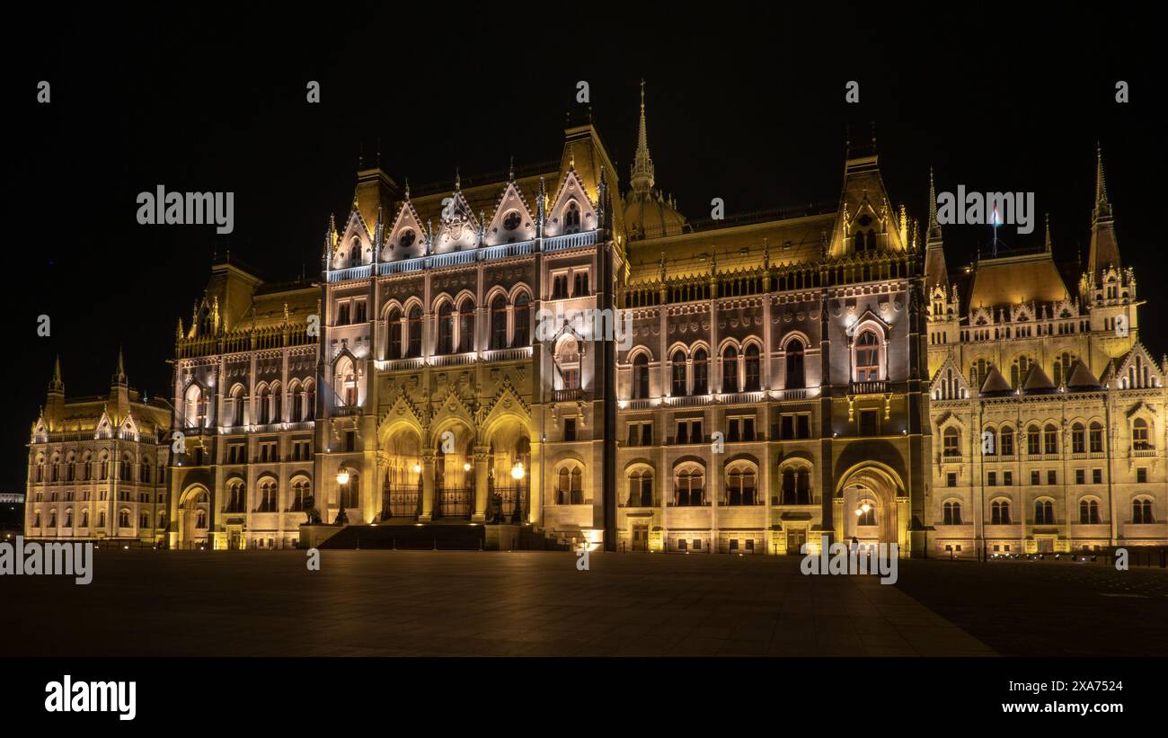 Parliament building at night hi-res stock photography and images - Alamy