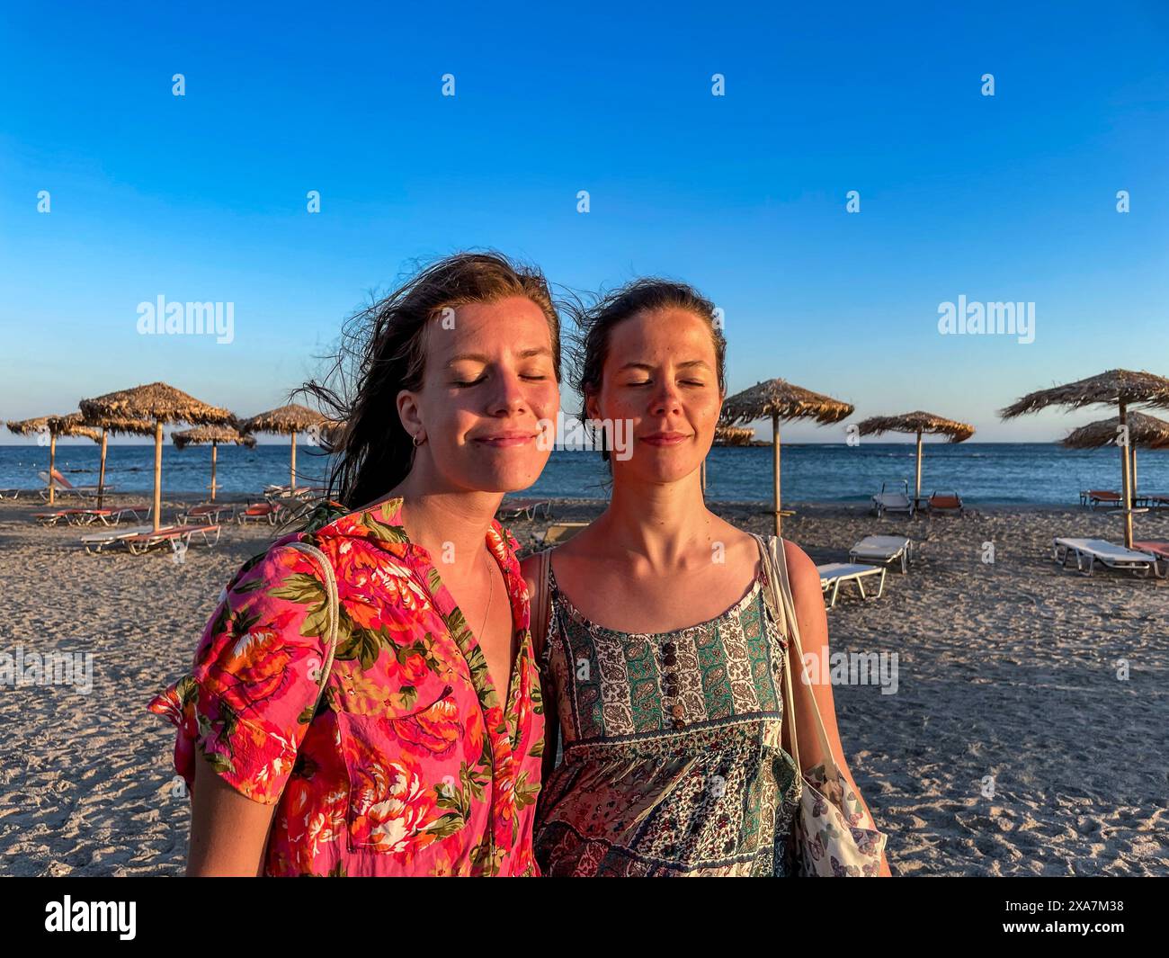 Women sunset beach hi-res stock photography and images - Alamy