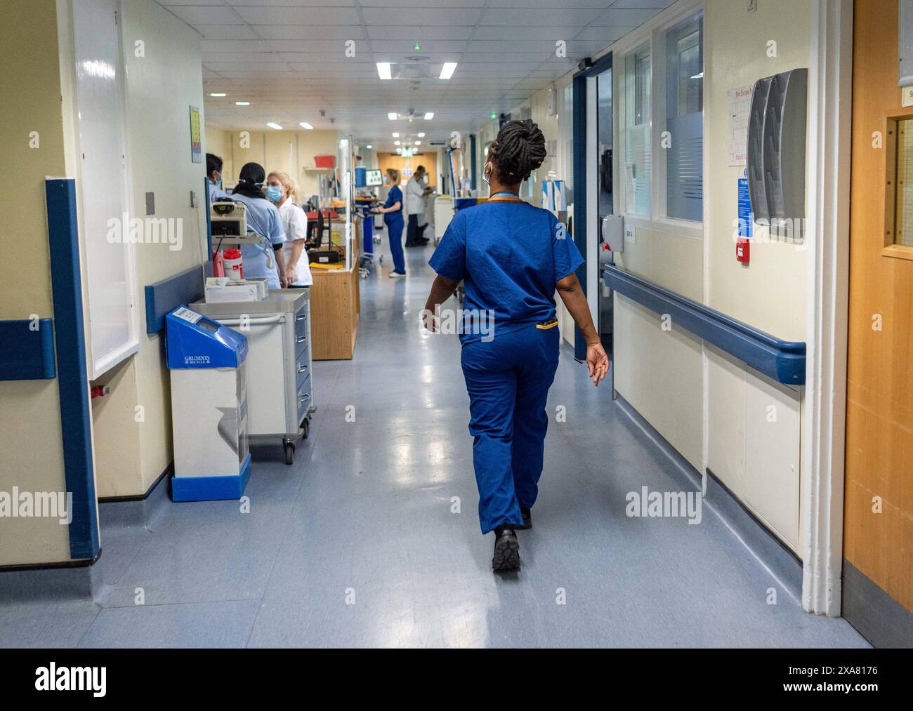 File photo dated 18/01/23 of a general view of staff on a NHS hospital ward. Nurses are seeking help every day over suicidal thoughts driven by pressures at work, according to new research. The Royal College of Nursing (RCN) said there has been a 54% increase since November in nursing staff contacting its advice line saying they are struggling with suicidal feelings. Issue date: Wednesday June 5, 2024. Stock Photo