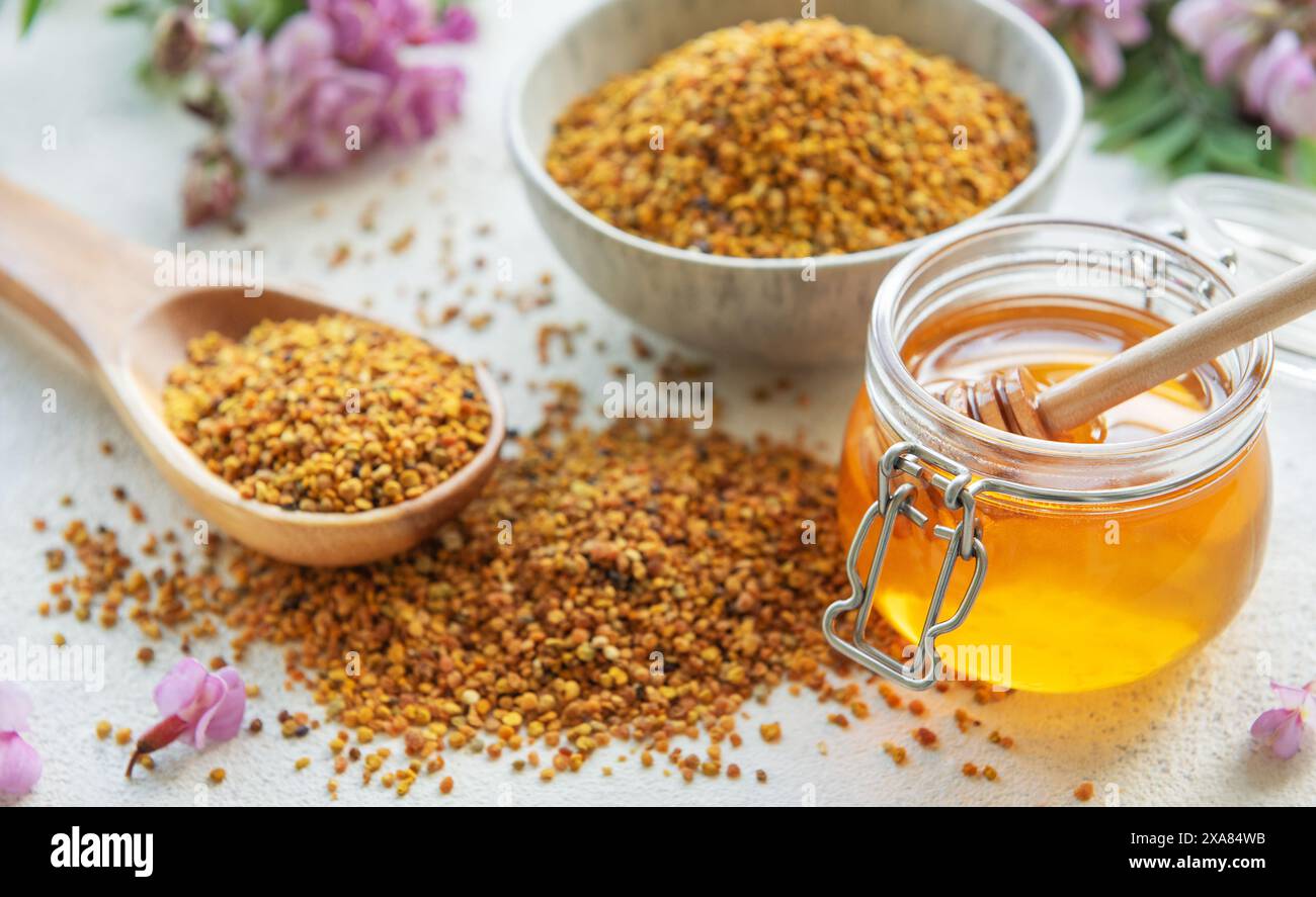 Pollen honey hi-res stock photography and images - Alamy