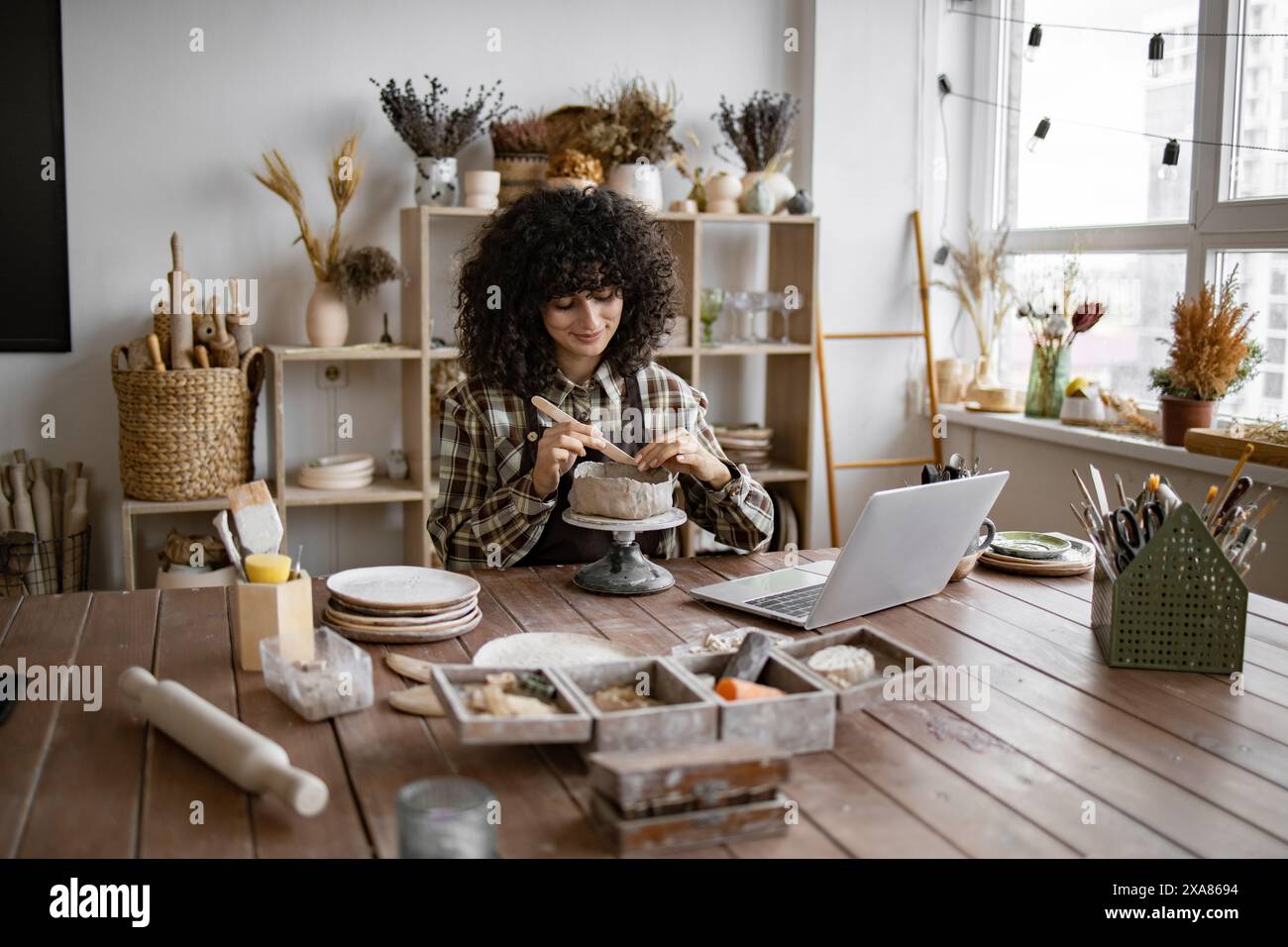 Cozy pottery studio table hi-res stock photography and images - Alamy