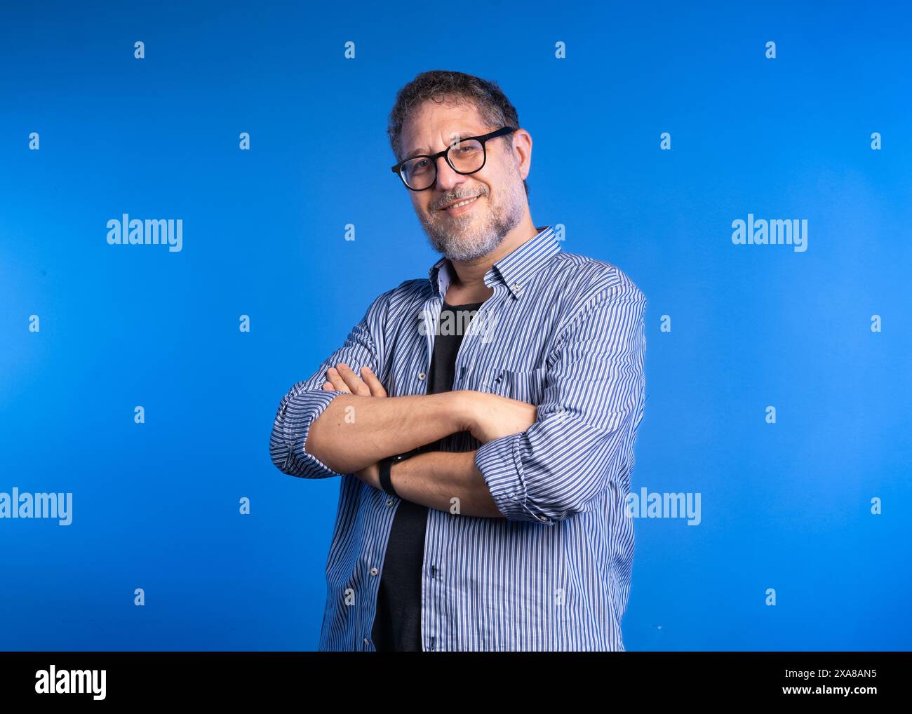 Man in glasses blue shirt hi-res stock photography and images - Alamy