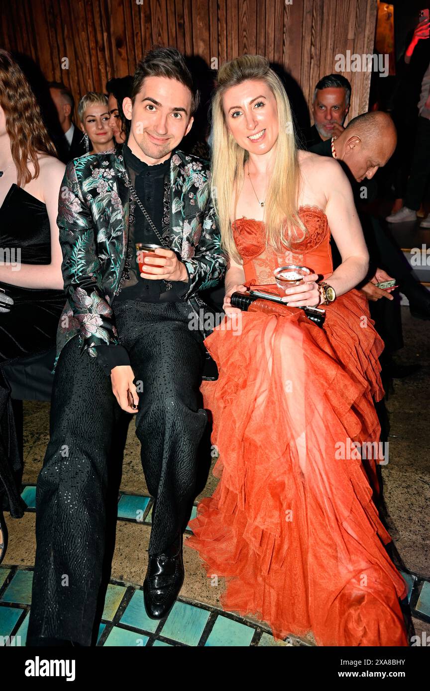 Ойыншықтары бар үлкен жопа порно